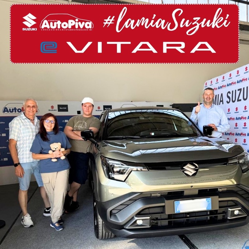 Consegna di una nuova Suzuki a un cliente AutoPiva ad Abbiategrasso