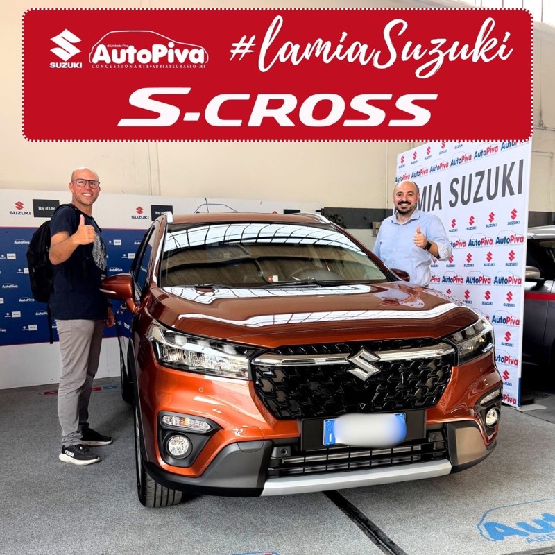 Consegna di una nuova Suzuki a un cliente AutoPiva ad Abbiategrasso