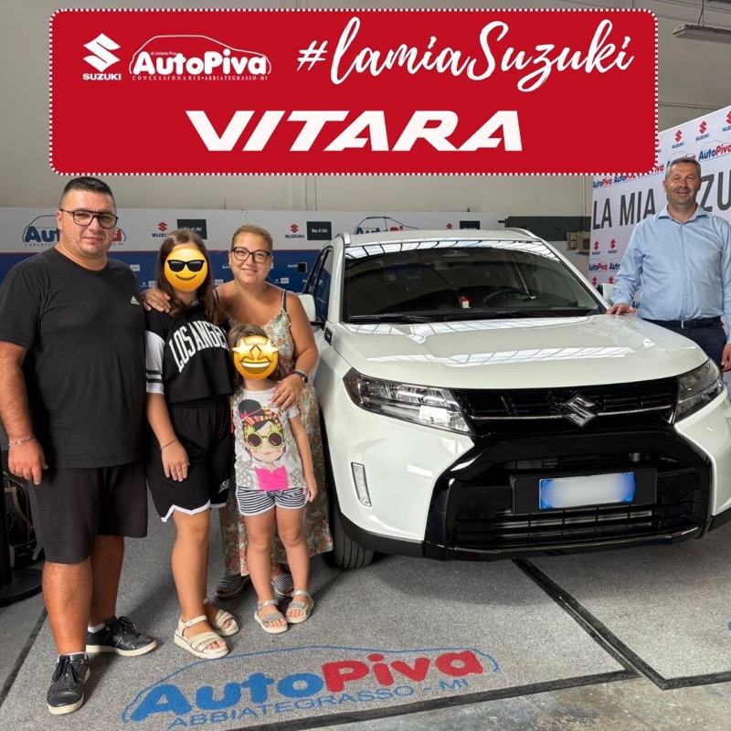 Consegna di una nuova Suzuki a un cliente AutoPiva ad Abbiategrasso