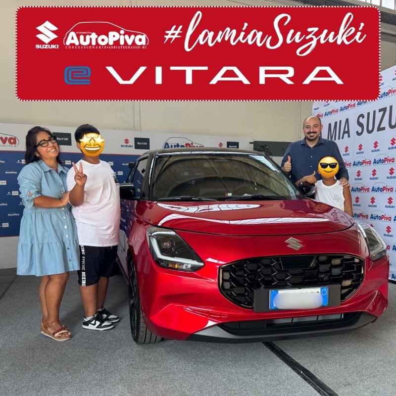 Consegna di una nuova Suzuki a un cliente AutoPiva ad Abbiategrasso