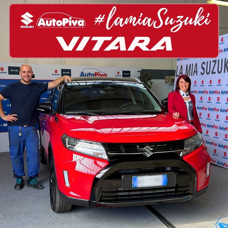 Consegna di una nuova Suzuki a una coppia di clienti AutoPiva ad Abbiategrasso