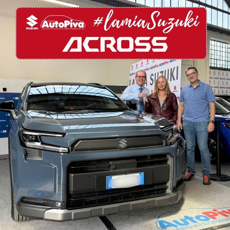 Consegna di una nuova Suzuki a un cliente AutoPiva ad Abbiategrasso