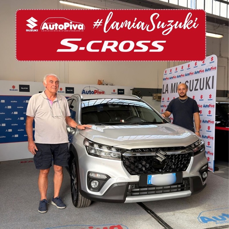 Consegna di una nuova Suzuki a un cliente AutoPiva ad Abbiategrasso