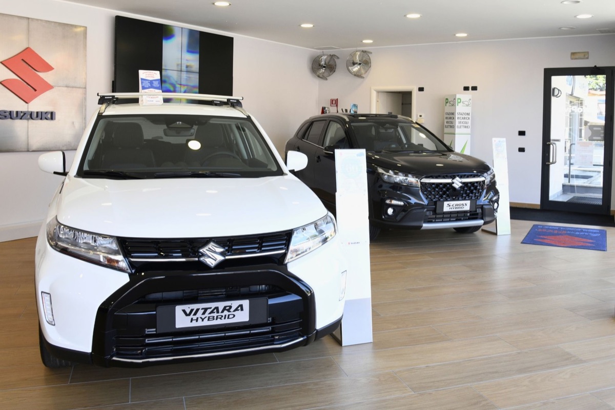 Showroom AutoPiva ad Abbiategrasso con Suzuki Vitara Hybrid e S-Cross in esposizione