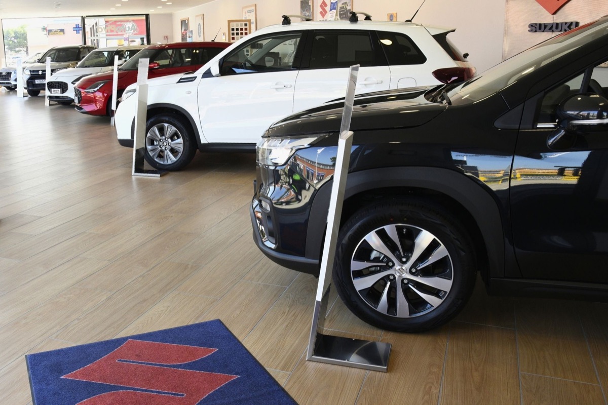 Le Suzuki in esposizione nello showroom AutoPiva di Abbiategrasso