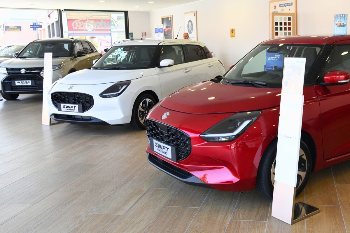 Suzuki Swift Hybrid in showroom da AutoPiva ad Abbiategrasso