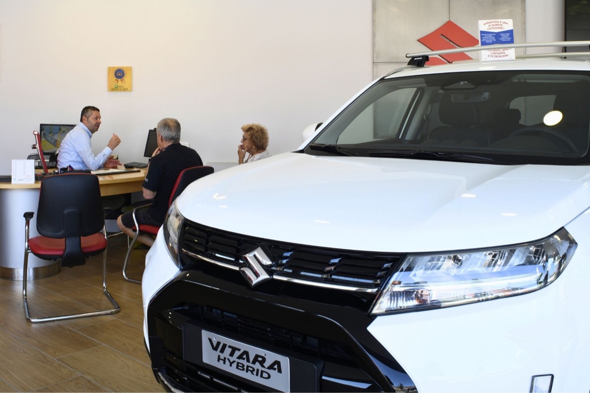 Consulenza con i clienti nell'ufficio vendite AutoPiva ad Abbiategrasso